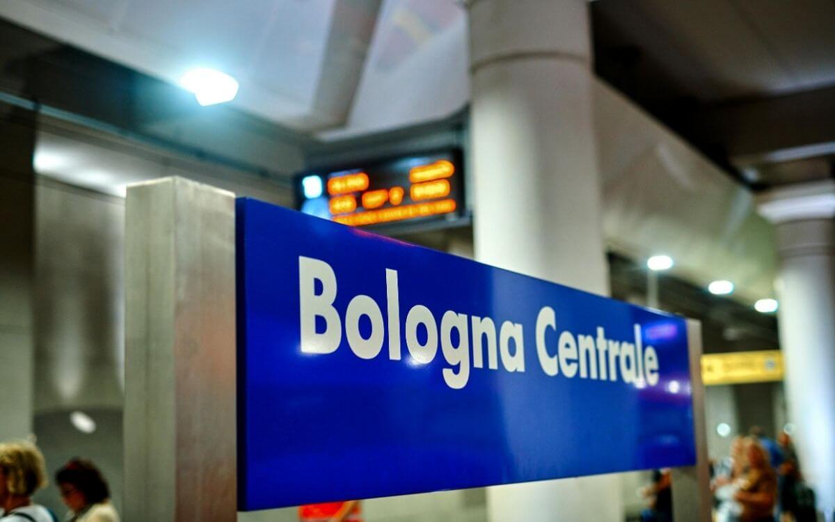 Bologna Airport 2023 how to get to the city and the railway station